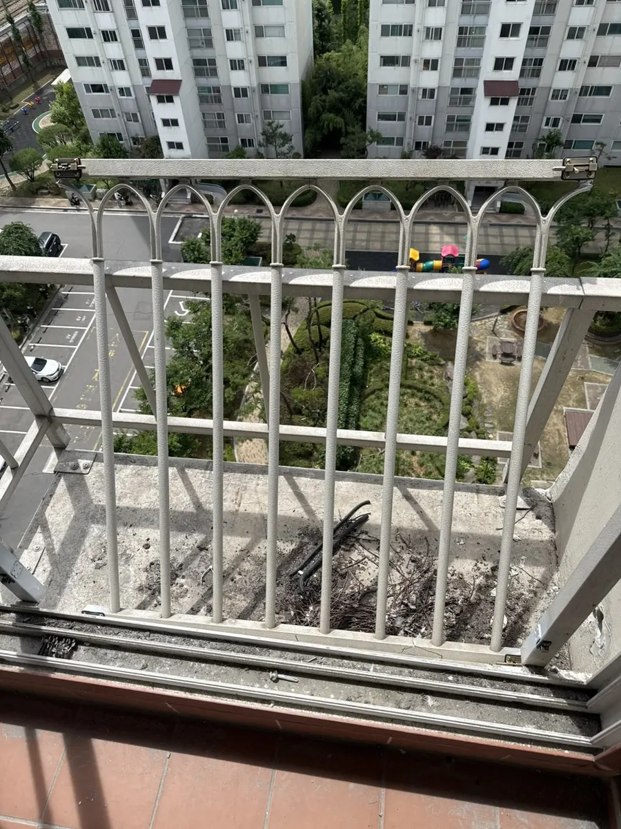 독산동 중앙하이츠 실외기실 난간 출입문 리폼 시공 사진 10