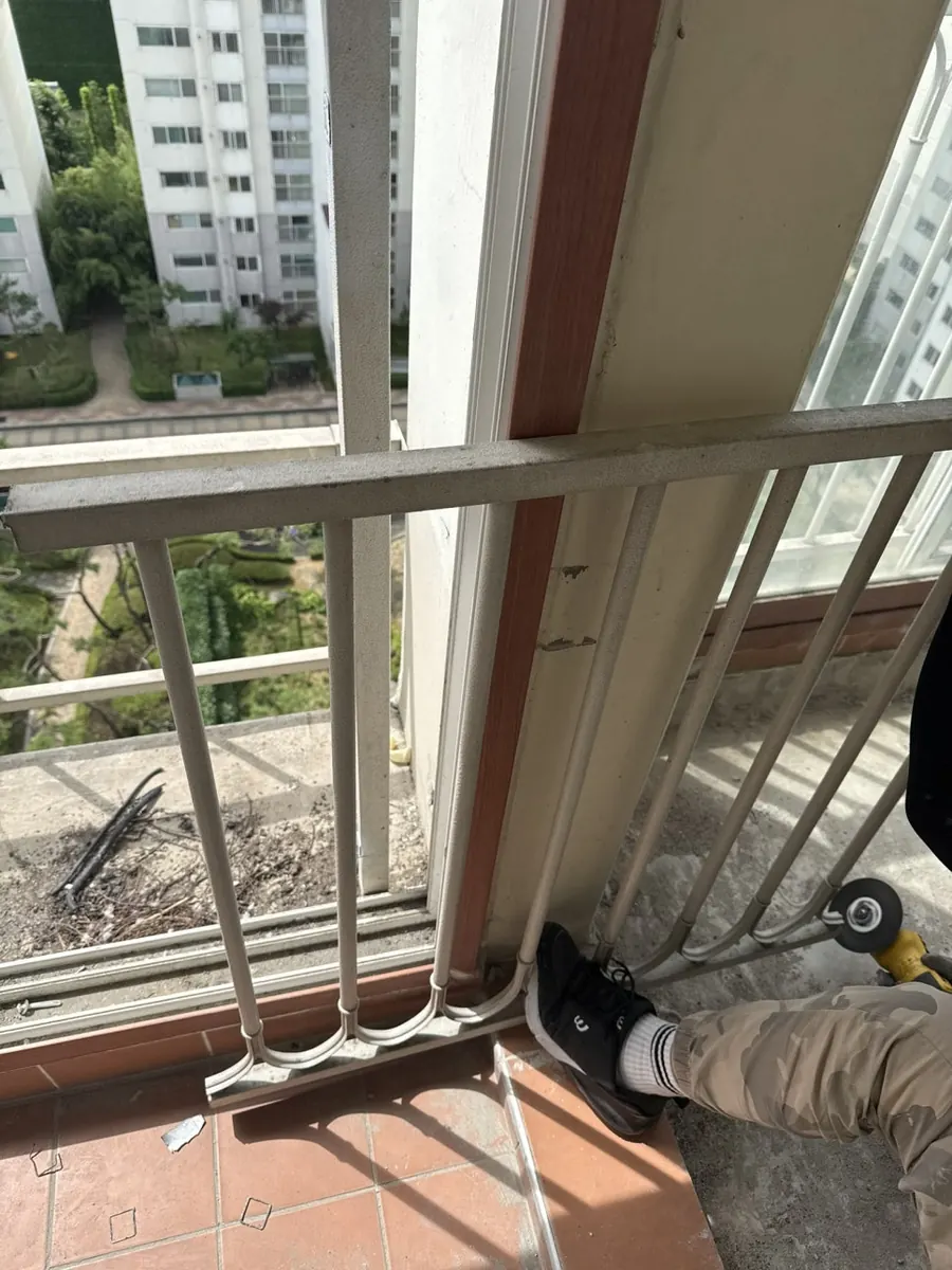 독산동 중앙하이츠 실외기실 난간 출입문 리폼 시공 사진 4