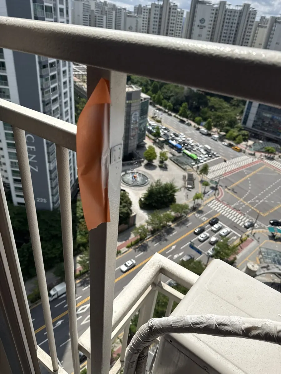 잠실 트리지움 실외기실 난간 점검문 리폼 시공 사진 3