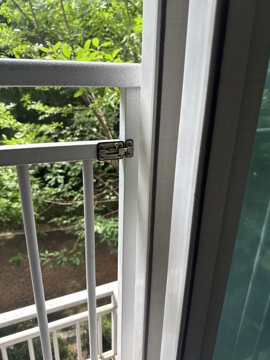 수원 인계동 실외기실 난간 탈부착 출입문 시공 사진 10